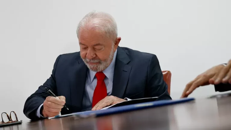 17jan2023---o-presidente-luiz-inacio-lula-da-silva-durante-assinatura-de-medidas-economicas-1673991270759_v2_900x506.jpg