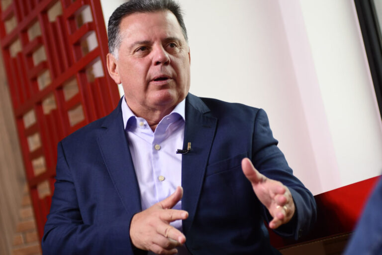 Ex-governador-do-GO-Marconi-Perillo-é-entrevistado-no-estúdio-do-portal-Metrópoles-6-1-e1740695277992