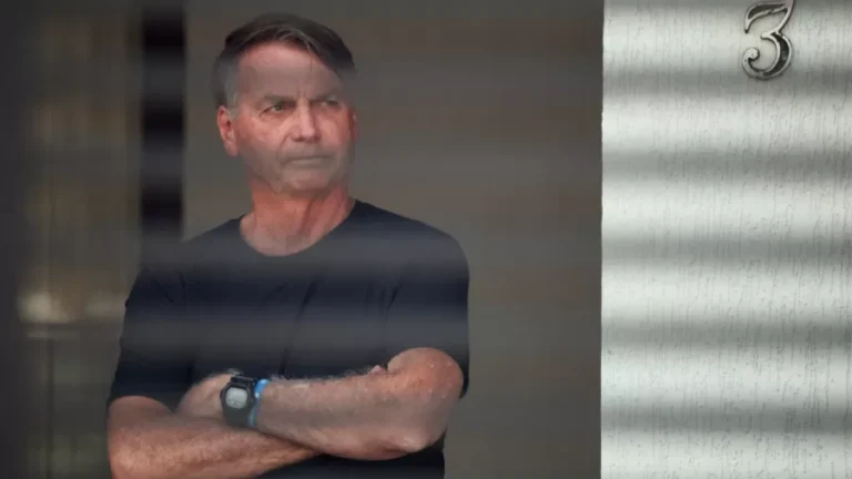 o-ex-presidente-jair-bolsonaro-em-prisao-domiciliar-na-casa-dele-em-brasilia-1755254743684_v2_900x506.jpg
