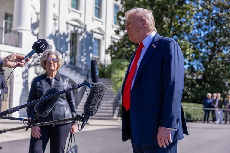 Trump-deixa-a-Casa-Branca-para-celebracao-da-Marinha