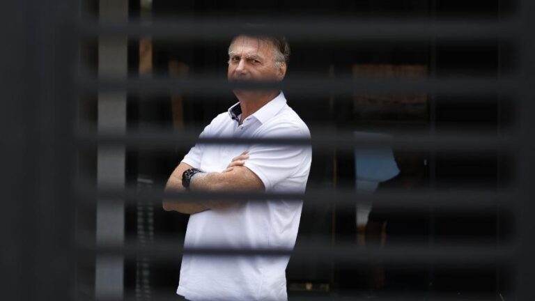 o-ex-presidente-jair-bolsonaro-em-prisao-domiciliar-no-dia-em-que-comeca-o-seu-julgamento-no-stf-1756897288766_v2_900x506