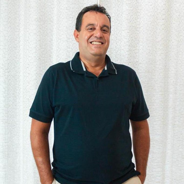 ernane-aleixo-sorrindo-camisa-polo-escura-preso-por-suspeita-de-trafico-em-sao-joao-de-meriti-20251125105430