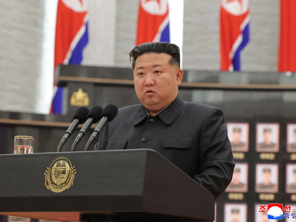 o-lider-norte-coreano-kim-jong-un-discursa-em-cerimonia-de-concessao-de-condecoracoes-de-estado-em-pyongyang-1755948031873_v2_4x3-1024x768.jpg