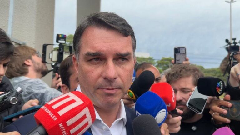 Flavio-visita-bolsonaro-na-pf-prisao-preventiva-25.nov_.2025_2-1-848x477