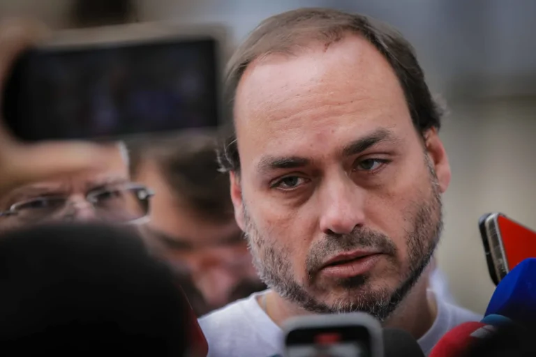 Vereador-Carlos-Bolsonar-visita-o-pai-Bolsonaro-que-esta-preso-na-superintendencia-da-Policia-Federal-PF-Metropoles-13-scaled