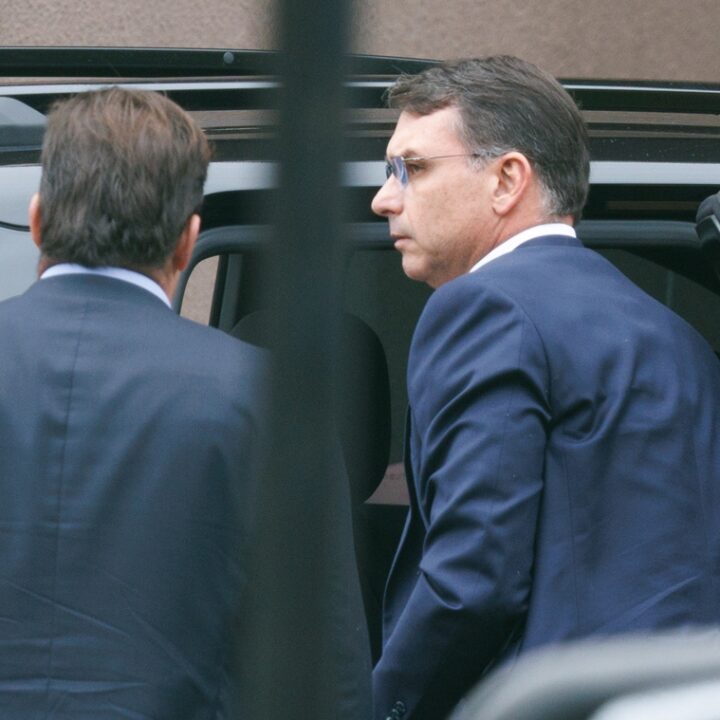 prisao-bolsonaro-flavio-visita-25-11-2025-foto-isaac-fontana-efe-720x720