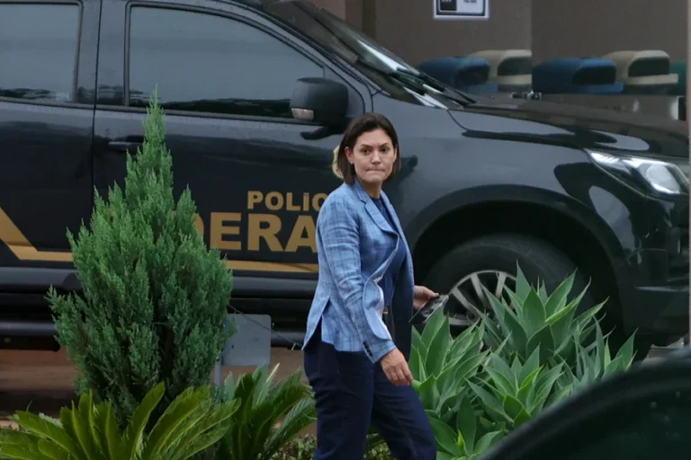 2454ee9d-michelle-bolsonaro-chegam-a-superintendencia-regional-da-policia-federal-no-df-metropoles-3