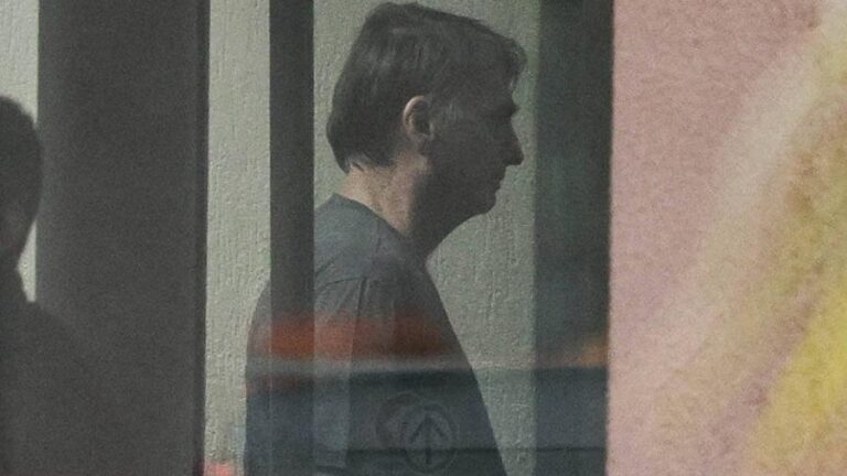 o-ex-presidente-jair-bolsonaro-pl-preso-na-superintendencia-da-policia-federal-em-brasilia-apos-receber-a-visita-da-ex-primeira-dama-michelle-bolsonaro-1763935181359_v2_900x506