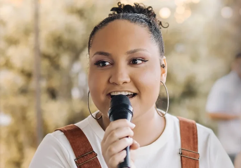 cantora-carolina-beatriz