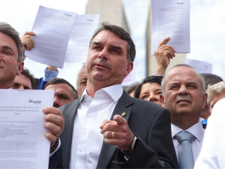 Flavio-Bolsonaro-fala-sobre-a-prisao-domiciliar-de-seu-pai-
