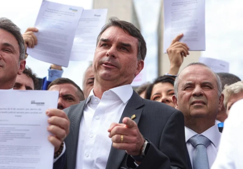 Flavio-Bolsonaro-fala-sobre-a-prisao-domiciliar-de-seu-pai-