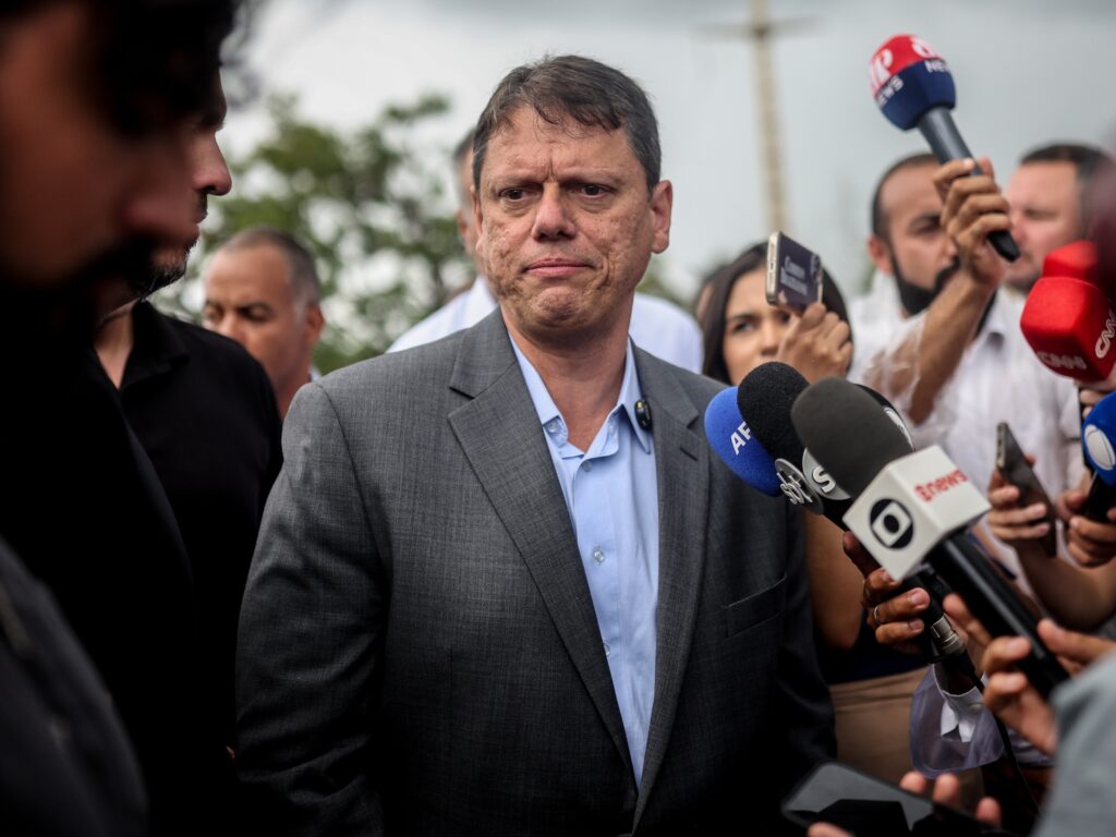 o-governador-tarcisio-de-freitas-em-coletiva-de-imprensa-na-papudinha-apos-visitar-jair-bolsonaro-1769706738458_v2_4x3-1024x768.jpg