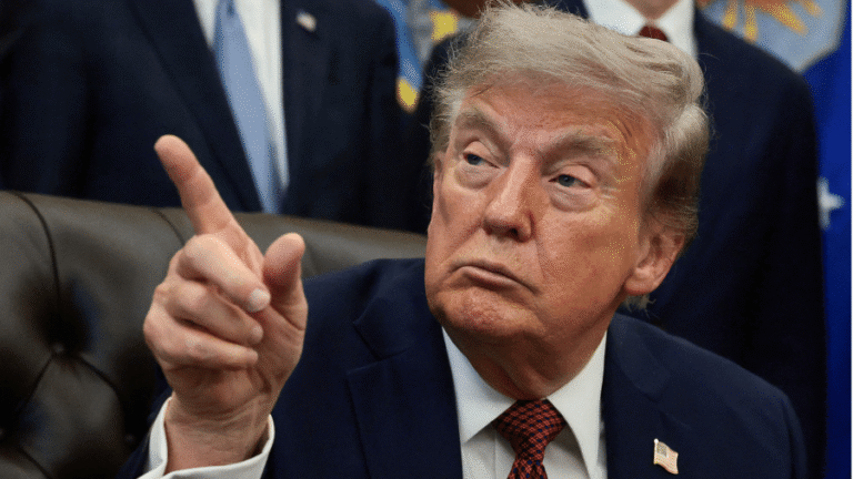 24jul26---o-presidente-dos-eua-donald-trump-durante-encontro-no-salao-oval-da-casa-branca-em-washington-dc-eua-1784929813399_v2_900x506