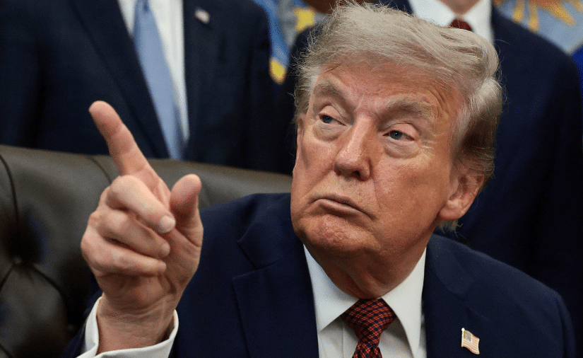 24jul26---o-presidente-dos-eua-donald-trump-durante-encontro-no-salao-oval-da-casa-branca-em-washington-dc-eua-1784929813399_v2_900x506